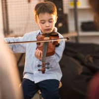 eerste keer op het podium - concert stockfoto's en -beelden