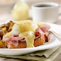eggs benedict with black forest ham and hash browns on grilled french bread - food stock pictures, royalty-free photos & images