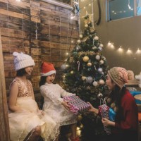 eine asiatische chinesische schwester, die ihren 2 geschwistern nach dem abendessen weihnachtsgeschenk schenkt - garden decoration stock-fotos und bilder