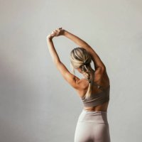 eine junge blonde kaukasische frau streckt sich - hairstyle stock-fotos und bilder