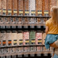einkaufen, auswahl und vater mit kind wählt snacks und lebensmittel in einem supermarkt. einzelhandelsgeschäft, geschäft und vater und tochter pflücken süßigkeiten, süßigkeiten oder nüsse für ernährung und diät zum kaufen - j