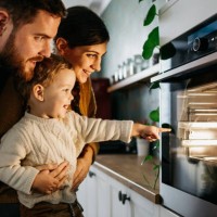 el chico está señalando al owen - food fotografías e imágenes de stock