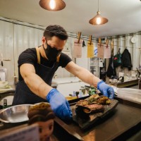 el empresario reabriendo un restaurante mientras usa una máscara facial - food fotografías e imágenes de stock