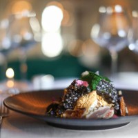 el jefe de cocina de un restaurante gourmet se prepara para el servicio de cena. - food fotografías e imágenes de stock