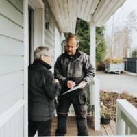 electrician and customer signing invoice - home decoration stock pictures, royalty-free photos & images