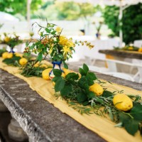 elegant dekorierter tisch bei der hochzeitsfeier - home decoration stock-fotos und bilder