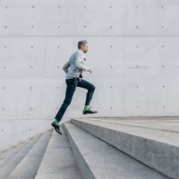 elegante bärtigen geschäftsmann laufen treppen im freien - fashion stock-fotos und bilder