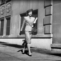elegante frau zu fuß auf dem gehweg, (b & w - fashion stock-fotos und bilder