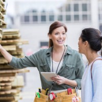 empleado de ferretería alegre habla sobre plataformas de madera con el cliente - home decoration fotografías e imágenes de stock