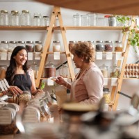 employé hispanique heureux et client souriant à l’autre - food photos et images de collection