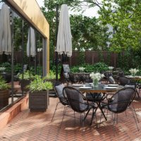 empty cafe exterior with tables and chairs - garden decoration stock pictures, royalty-free photos & images