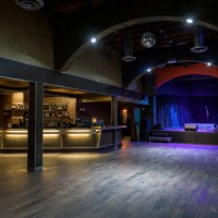 empty music venue with stage and bar - concert stock pictures, royalty-free photos & images