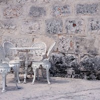 empty table and chairs near wall - garden decoration photos et images de collection
