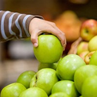 enfant tenant une pomme - food photos et images de collection