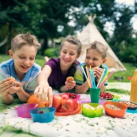 enfants s’amusant à pique-nique dans le jardin - garden decoration photos et images de collection