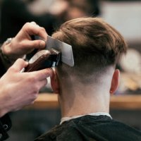 engelse stijl barber shop actie - hairstyle stockfoto's en -beelden