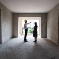engineer talking the structure of the house with homeowner - home decoration stock pictures, royalty-free photos & images