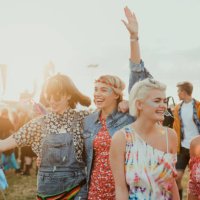 enjoying a music festival - concert stock pictures, royalty-free photos & images