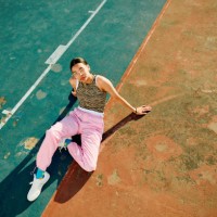 entspannter nachmittags-hangout mit freunden der generation z im skatepark - fashion stock-fotos und bilder