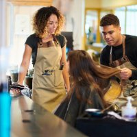 estilista junior con cliente y mentor - hairstyle fotografías e imágenes de stock