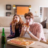 eten van pizza - junk food stockfoto's en -beelden