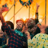 everyone together for a selfie - concert stock pictures, royalty-free photos & images