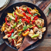 fajitas de pollo kip gemarineerde tortilla's met uien en paprika's - food stockfoto's en -beelden