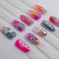 fake painted nails manicure - nails art photos et images de collection