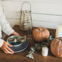 fall themed holiday table setting arrangement for a seasonal party. - home decoration stock pictures, royalty-free photos & images