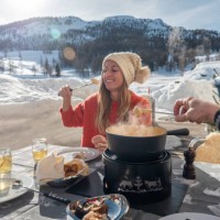 familia comiendo fondue de queso suizo en los alpes en invierno - food fotografías e imágenes de stock