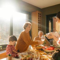 familia multigeneracional comiendo juntos en navidad - food fotografías e imágenes de stock