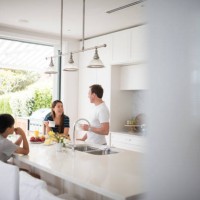 familia tomando el desayuno en la cocina - food fotografías e imágenes de stock