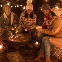 familie op veranda vieren kerst - garden decoration stockfoto's en -beelden