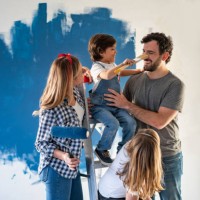 familie plezier tijdens het schilderen van hun huis - home decoration stockfoto's en -beelden
