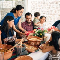 familie van meerdere generaties die samen in openlucht eten - food stockfoto's en -beelden