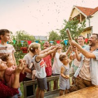 familienfest im hinterhof - garden decoration stock-fotos und bilder