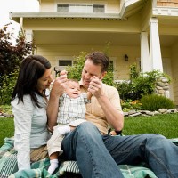 famille heureuse à la maison - garden decoration photos et images de collection