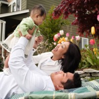 famille heureuse à la maison au printemps - garden decoration photos et images de collection