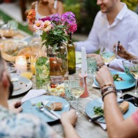 famille profitant d’un repas en plein air ensemble - garden decoration photos et images de collection