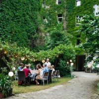 family enjoying an outdoor meal together - food photos et images de collection