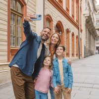 family exploring city - travel stock pictures, royalty-free photos & images