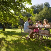 family having breakfast in garden with daughter (3-5) smiling - garden decoration photos et images de collection