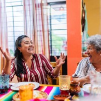 family talking and eating at home - food stockfoto's en -beelden