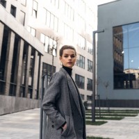 fashion editorial style pictures of a beautiful girl exploring the raw spaces of a city - fashion stock-fotos und bilder