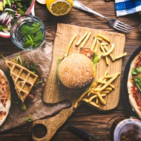 fast-food und getränke am tisch - junk food stock-fotos und bilder