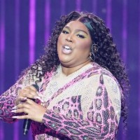 February 2023, Hamburg: US singer Lizzo sings on stage at Barclays Arena. Photo: Marcus Brandt/dpa