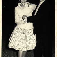 feliz pareja bailando - fashion fotografías e imágenes de stock