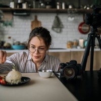female food photograpy artist making her cake ready for shooting - food stock pictures, royalty-free photos & images