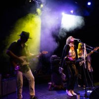 female fronted rock band performing live on stage - concert stock pictures, royalty-free photos & images