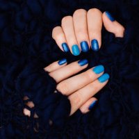 female hands with blue nails - nails art photos et images de collection